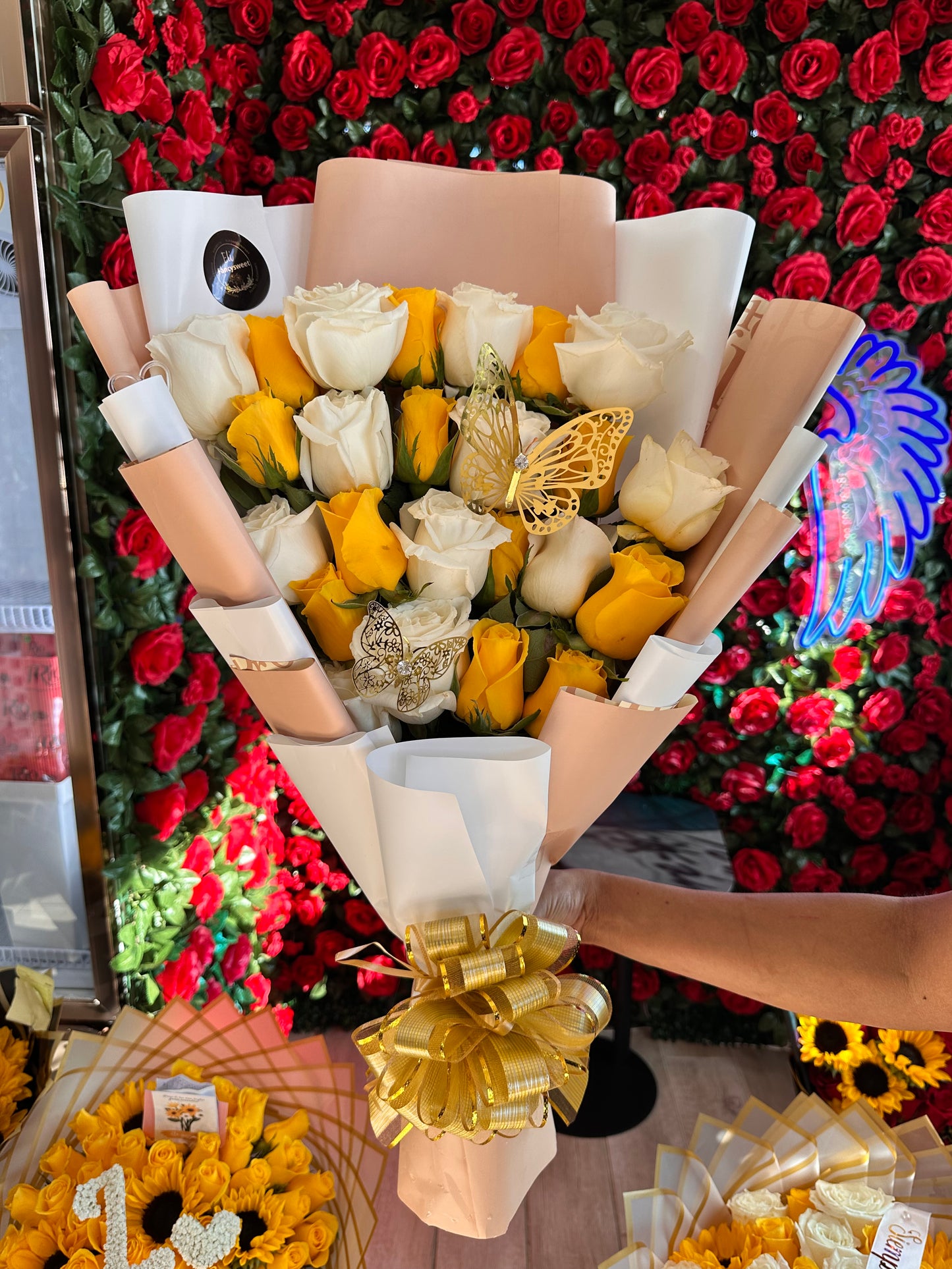 Ramo de 24 rosas , ( 12 amarillas y 12 blancos ) estilo flat sytle con dos colores de papel , blanco y beige