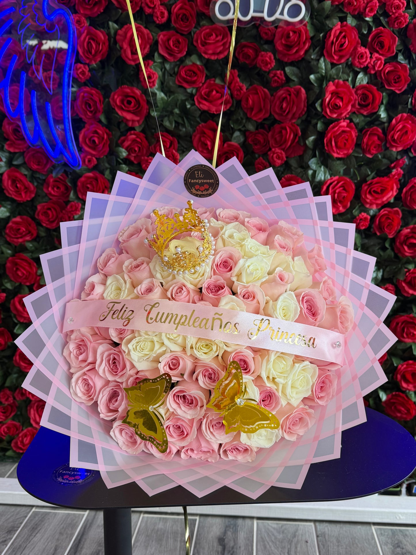 Ramo de 75 rosas blancas y rosadas , con con papel rosado transparente alrededor y una frase personalizada (feliz cumpleaños princesa)