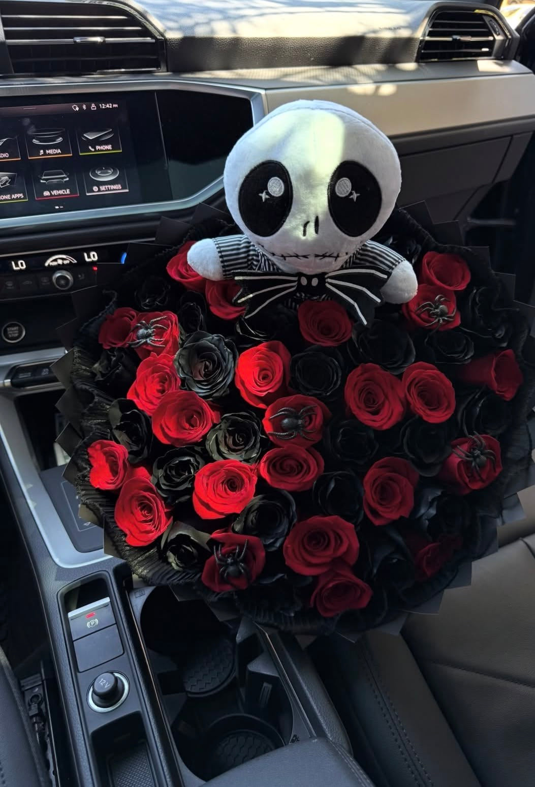Ramo de 60 rosas naturales Rojo y negro pintadas , con el peluche de Jacky skelligton