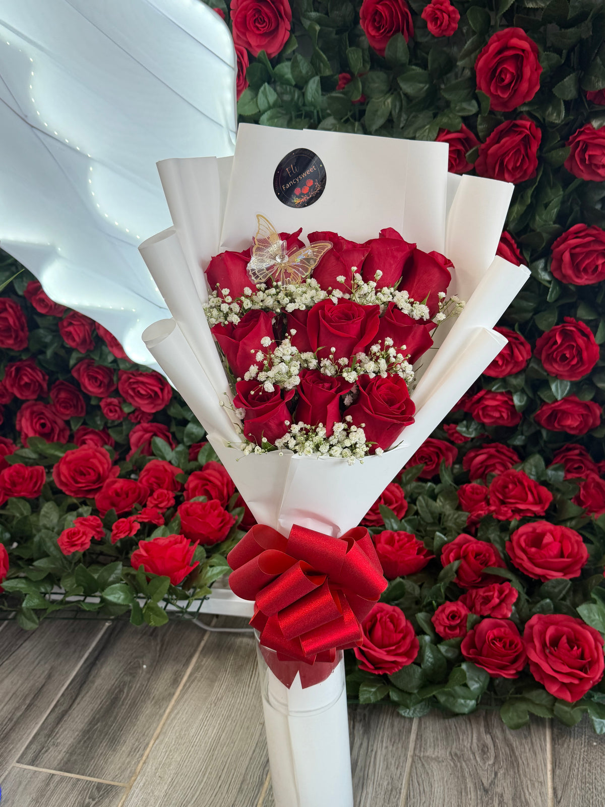 Ramo de 12 rosas naturales con baby breath