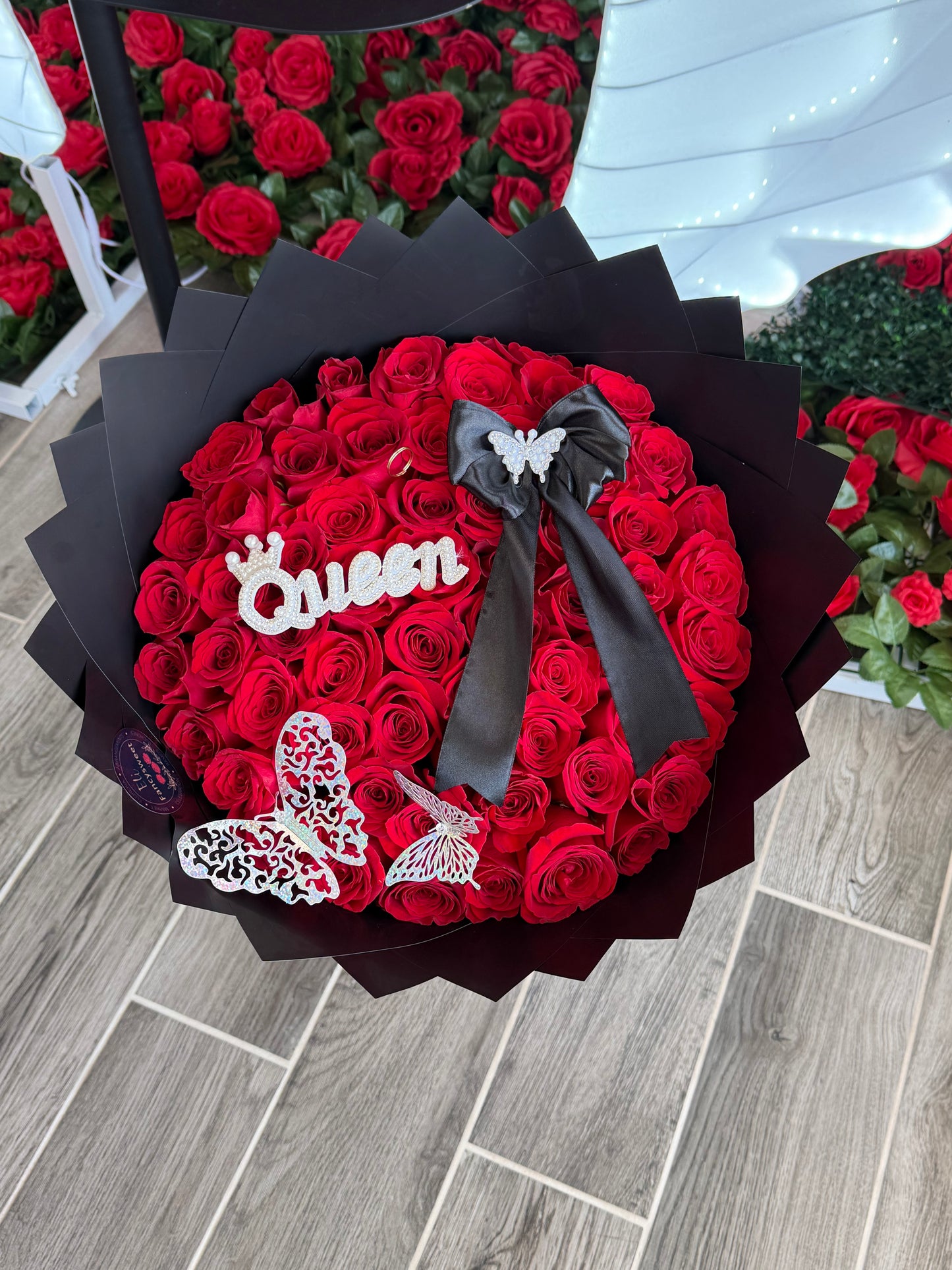 Ramo de 60 rosas rojas , papel negro alrededor