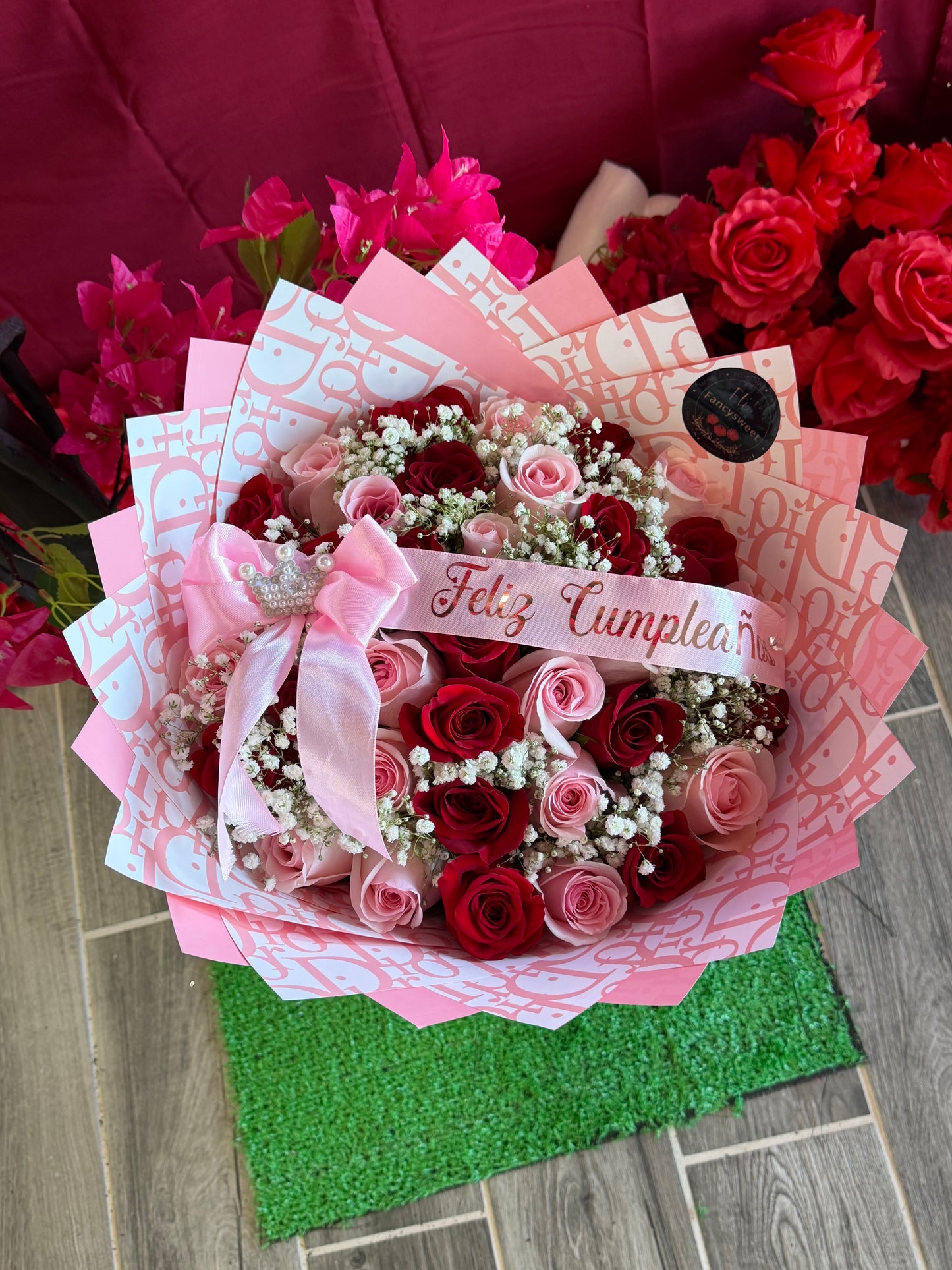 Ramo de 36 rosas naturales , con baby breath , frase personalizada, papel rosado Dior