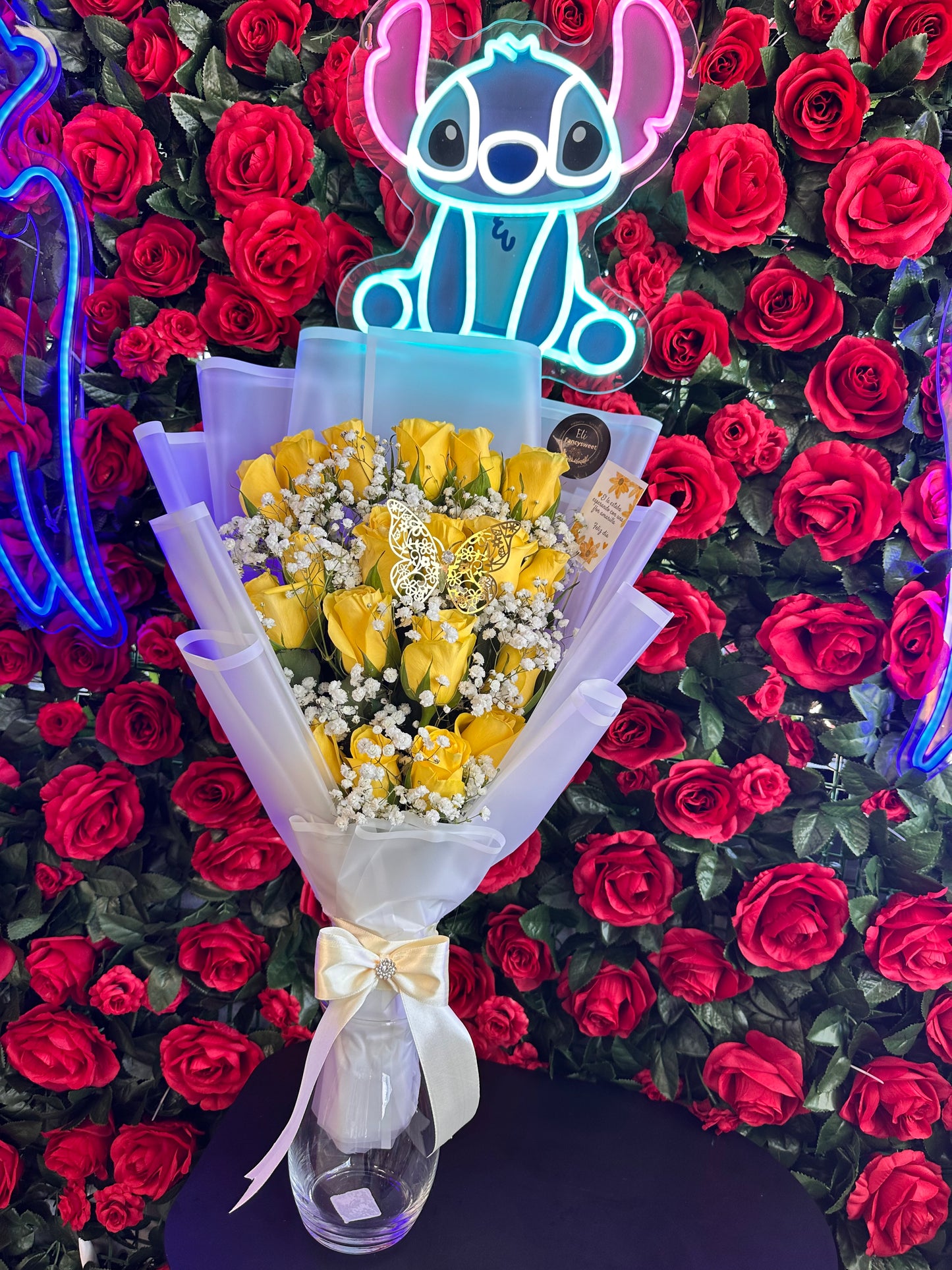 Ramo de 12 rosas amarillas con baby breath (estilo flat sylte) con papel blanco