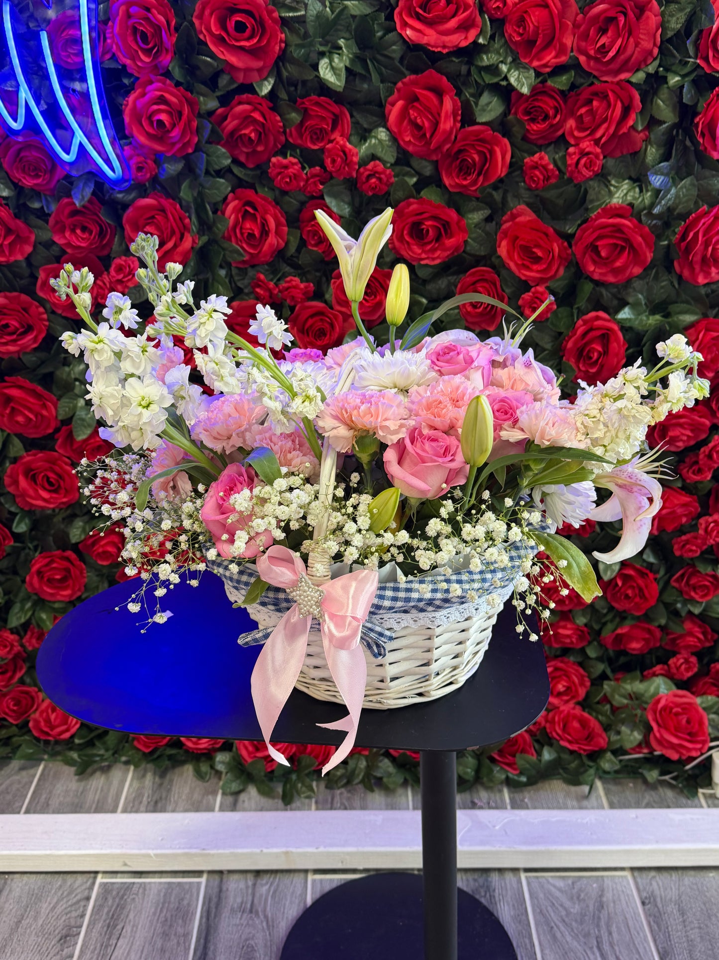 Arreglo de canasta ,con flores naturales, rosas rosadas, claveles ,Lilis , baby breath, cremonas blancas , stock o hojas verdes tamaños mediano