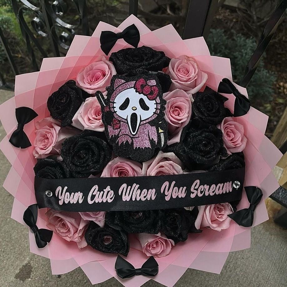 Ramo de 25 rosas naturales pintas de negro , rosas rosadas , temático de hello kitty scream y una frase personalizada (your cute when you scream )