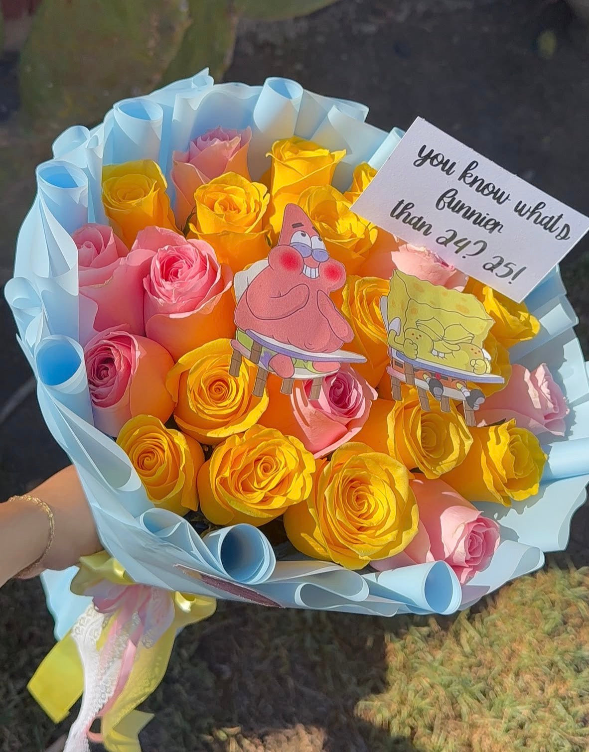 Ramo de 25 rosas amarillo y rosado , temática de bob esponja