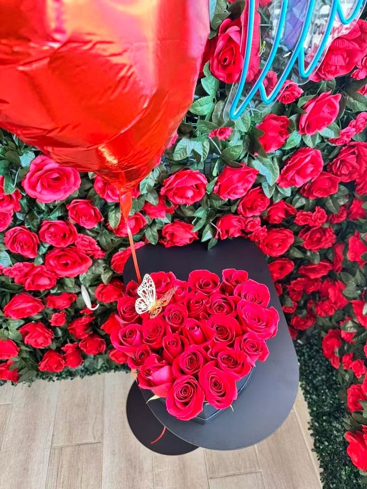 Casa de corazon con rosas naturales, un globo corazón rojo , frase personalizada