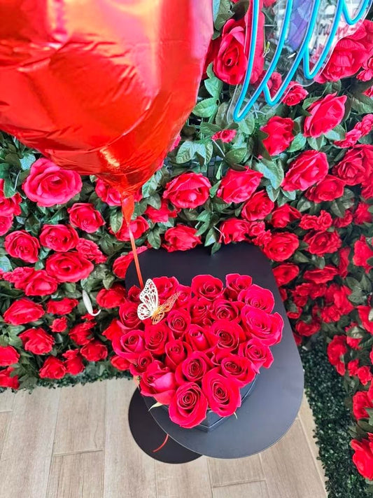 Casa de corazon con rosas naturales, un globo corazón rojo , frase personalizada