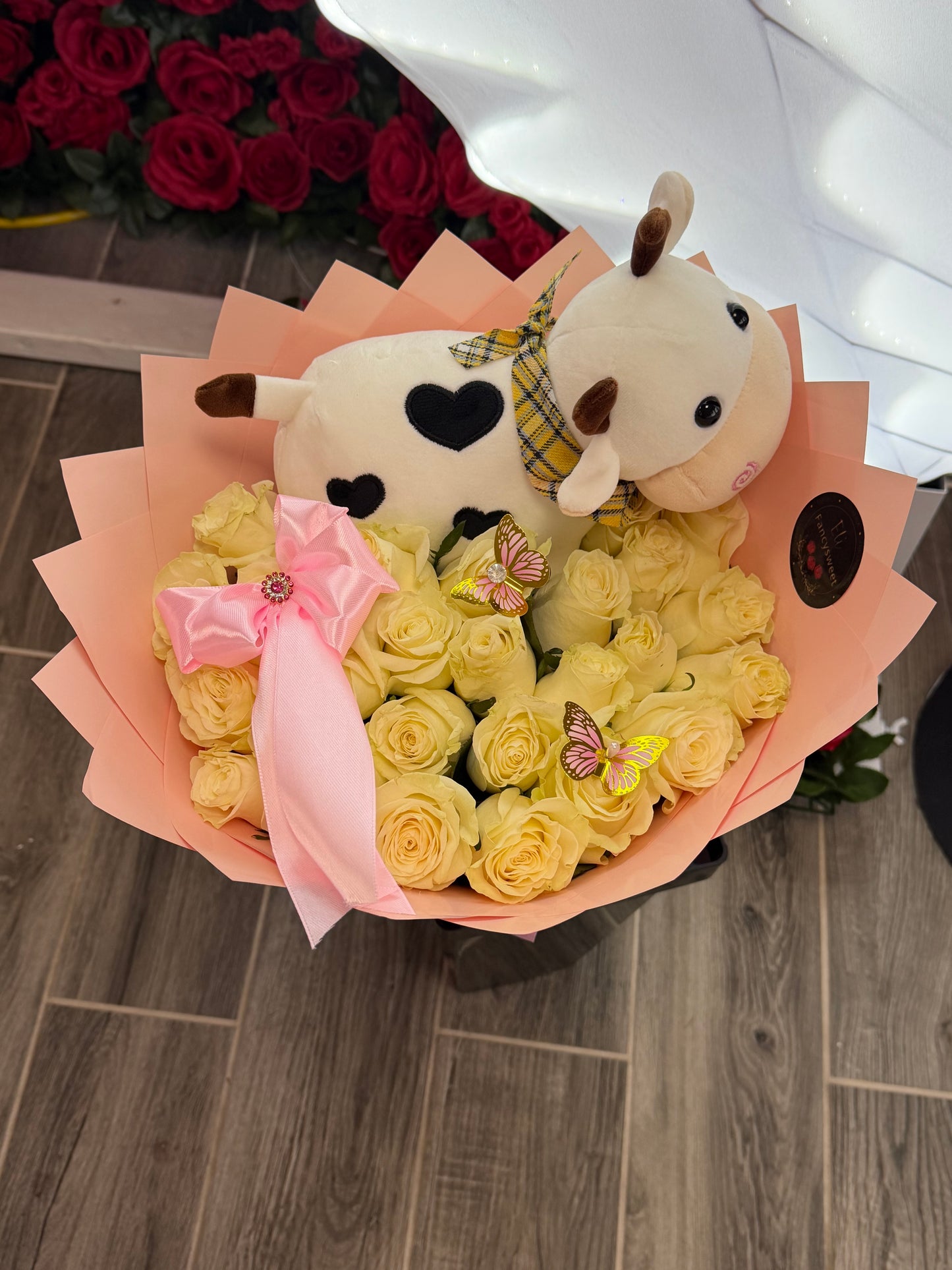 24 rosas blancas , peluche de vaquita, papel rosado