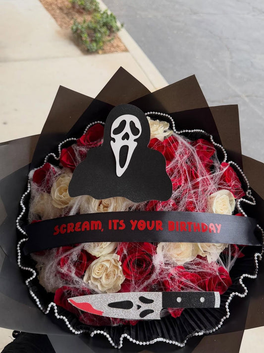 Ramo de 36 rojas y blancas , temático de scream , con frase personalizada