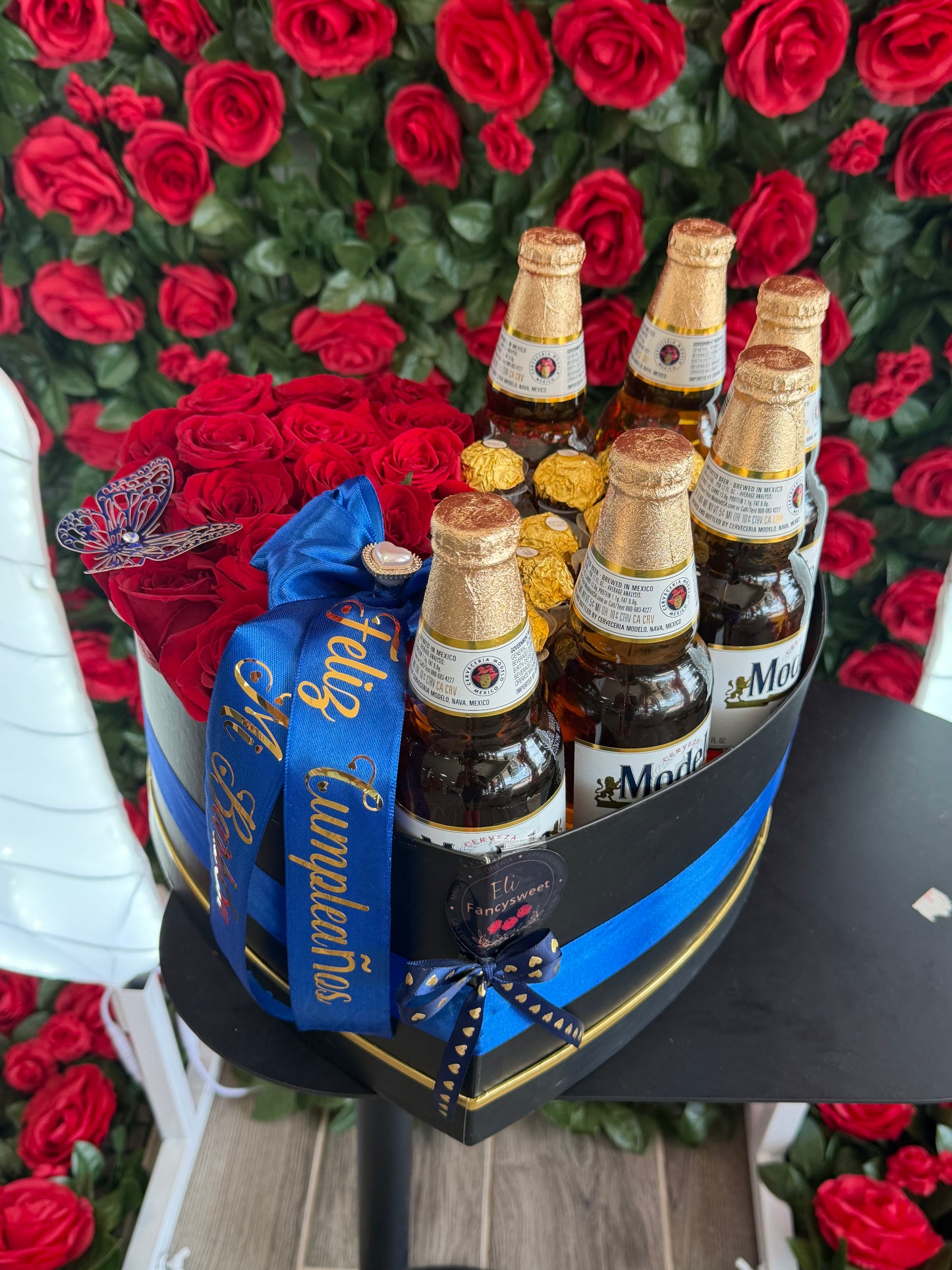 Arreglo de cervezas , cajita de corazón color negro con 20 rosas naturales ,10 chocolates Ferrero , 6 cervezas modelos en botella, una frase personalizada (Feliz cumpleaños)