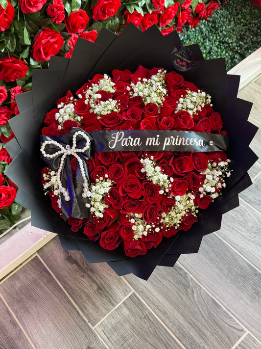 Ramo de 75 rosas rojas de 50cm de largo  , con pequeños toques de baby breath , con papel negro alrededor, una frase personalizada (para mi princesa) con un moño al principio de la frase