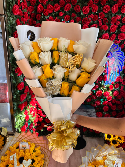 Ramo de 24 rosas , ( 12 amarillas y 12 blancos ) estilo flat sytle con dos colores de papel , blanco y beige