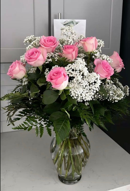Arreglo floral en Vase de cristal , 12 rosas rosadas con baby breath y con hojas verdes leatherleaf