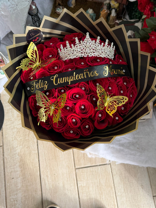 Ramo de 50 rosa rojas naturales con papel negro con dorado en la orilla , una corona grande , 3 mariposas doradas , pequeños alfileres de diamante en cada rosa , una frase personalizada en medio