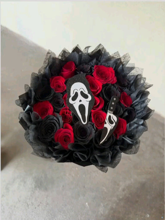 Ramo de 25 rosas naturales, rojas y negras temático de scream