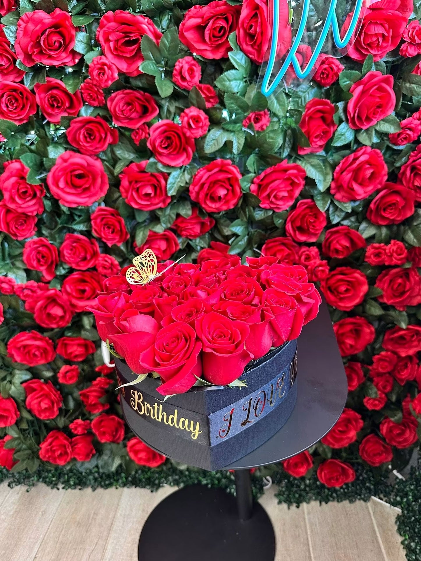 Casa de corazon con rosas naturales, un globo corazón rojo , frase personalizada