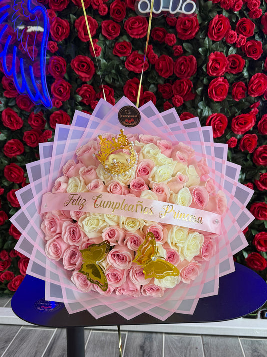 Ramo de 75 rosas blancas y rosadas , con con papel rosado transparente alrededor y una frase personalizada (feliz cumpleaños princesa)