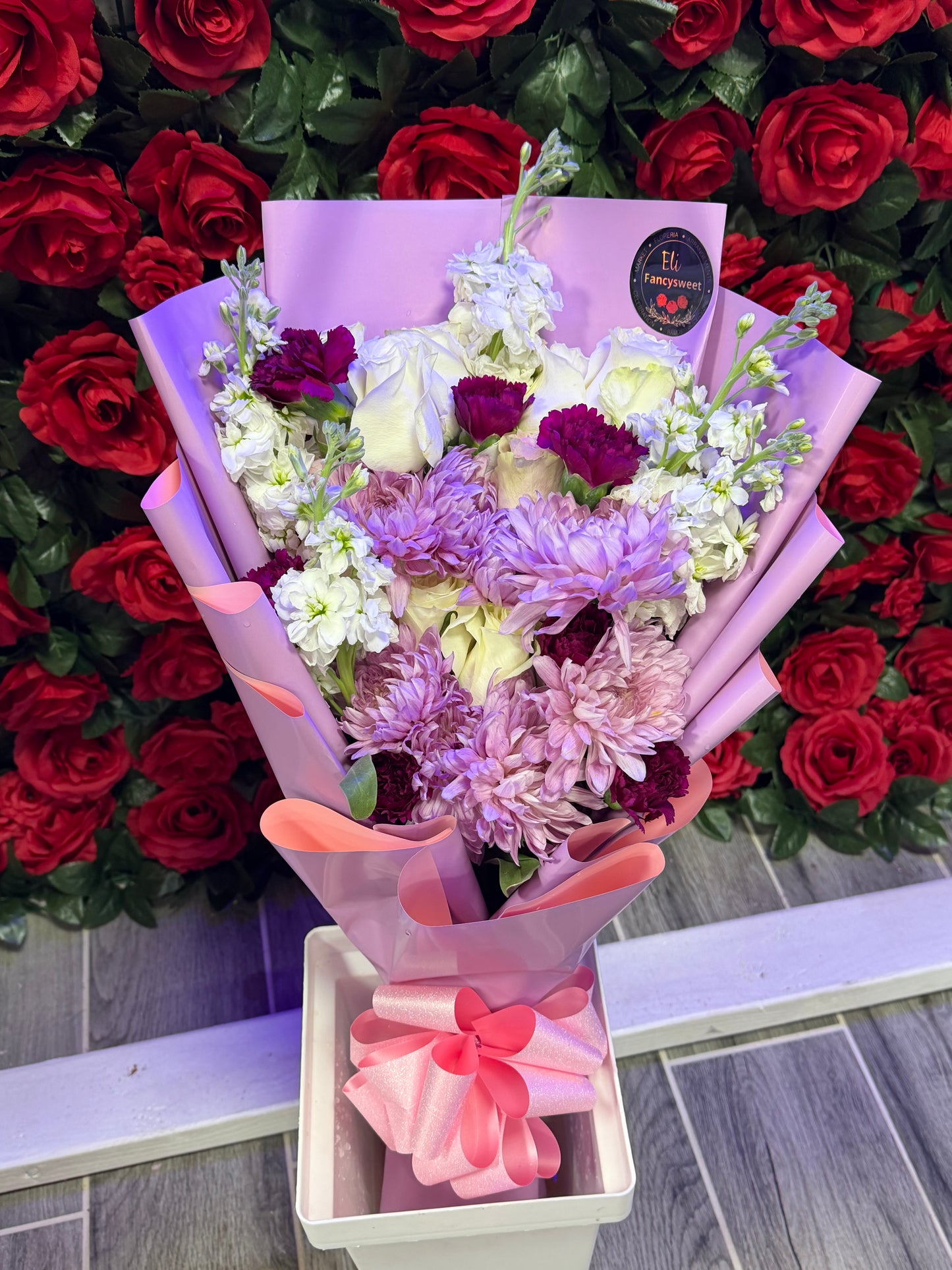 Ramo mixto pequeño , rosas , cremonas , stock blanco , claveles , papel morado lila