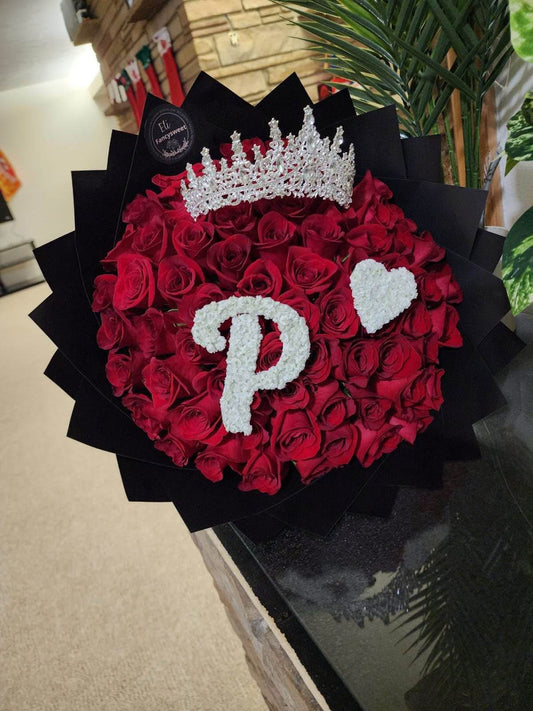 Ramo de 60 rosas con una letra P y un corazón esta hecho de baby breath y una corona grande