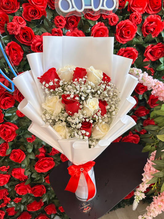 Ramo de 12 rosas rojas y blancas naturales (flat sytle) con baby breath en medio con papel blanco alrededor