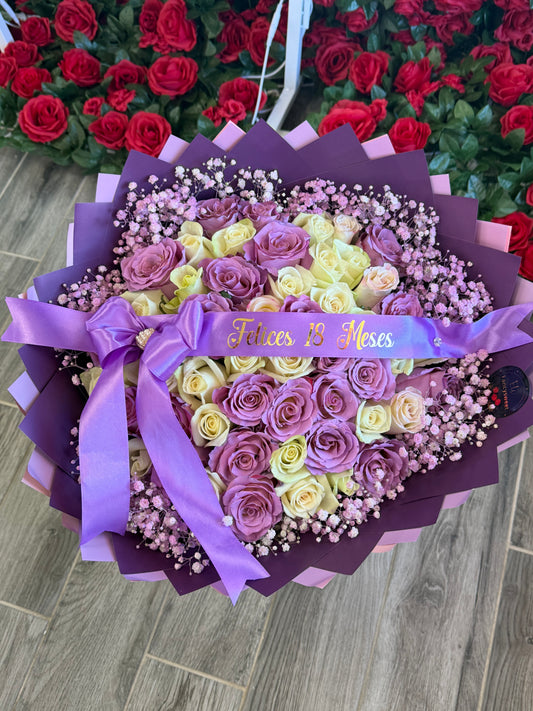 Ramo de rosas morado lila y blancas , con frase personalizada