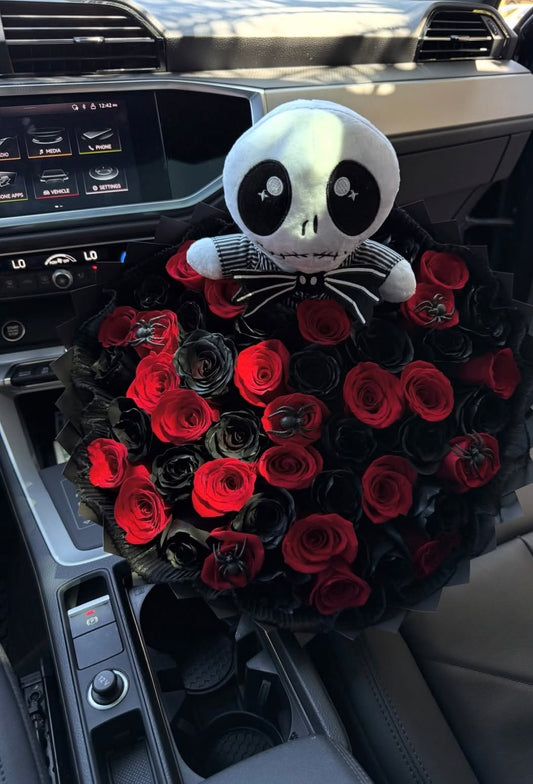 Ramo de 60 rosas naturales Rojo y negro pintadas , con el peluche de Jacky skelligton