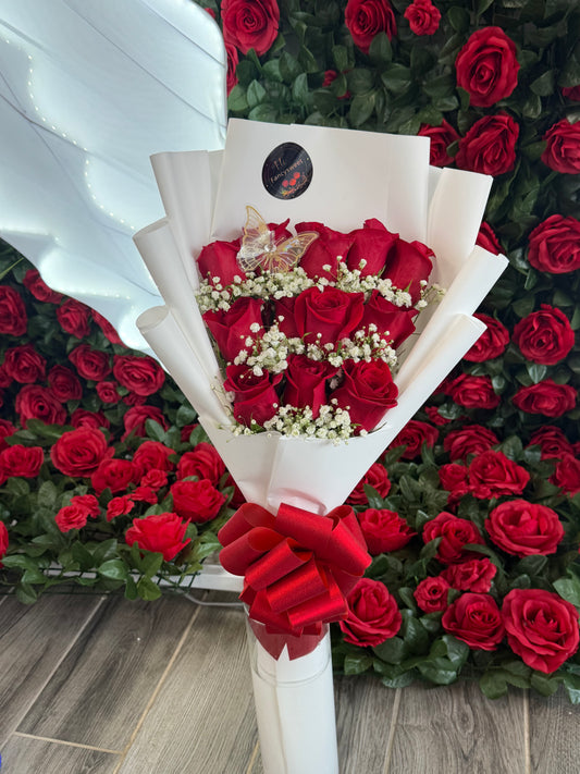 Ramo de 12 rosas naturales con baby breath