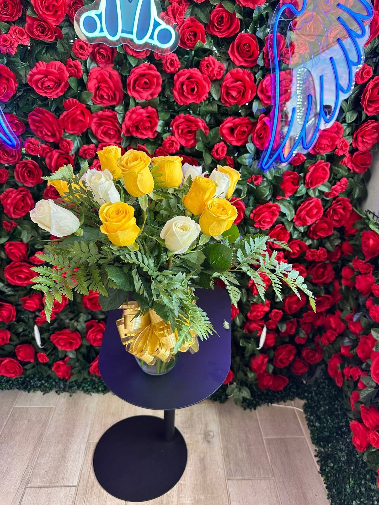 Arreglo de vase de vidrio con 12 rosas y hojas verdes