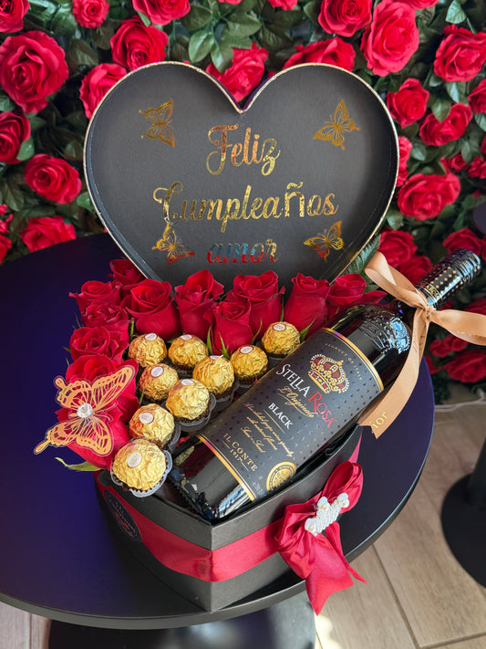 Arreglo de caja de corazón con rosas naturales, con 9 chocolates Ferrero , botella de vino stella rose , frase personalizada (feliz cumpleaños)