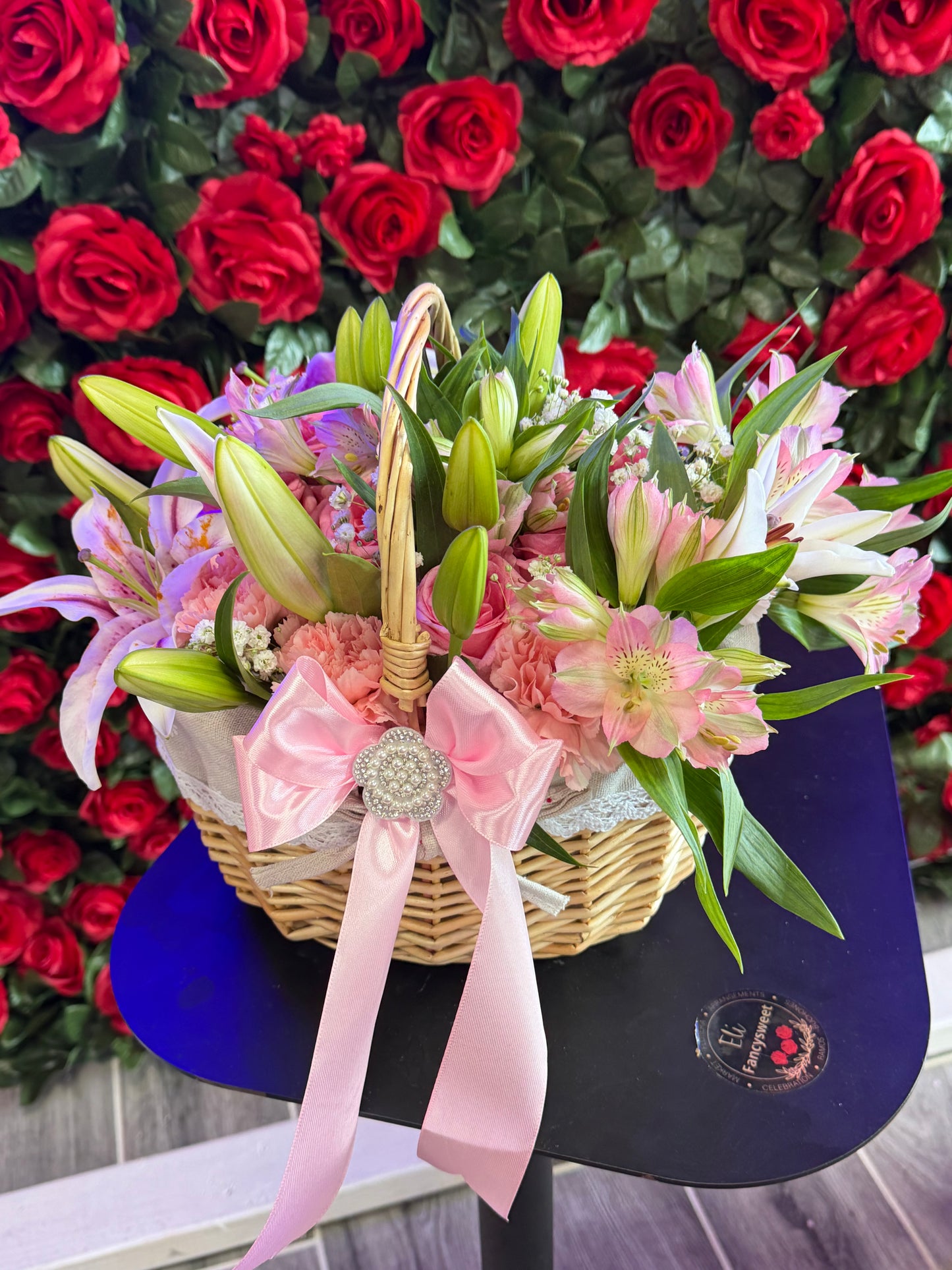 Arreglo de canasta floral , mezcla de flores tema rosado ,( rosas , alstromeria , Lilis , claveles, baby breath ) tamaños pequeño