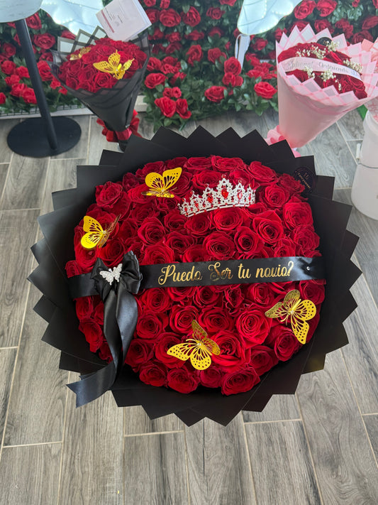 Ramo de 75 rosas , papel negro , una tiara mediano , una frase personalizada
