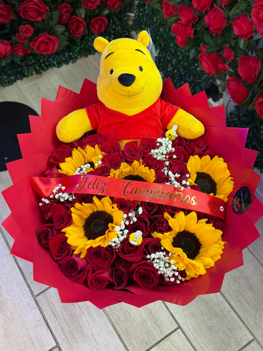 Ramo buchon de 36 rosas rojas con 5 girasoles , con pequeños baby breath ,papel rojo alrededor , un peluche de winnie pooh de 30cm ,y una frase personalizada (feliz cumpleaños)