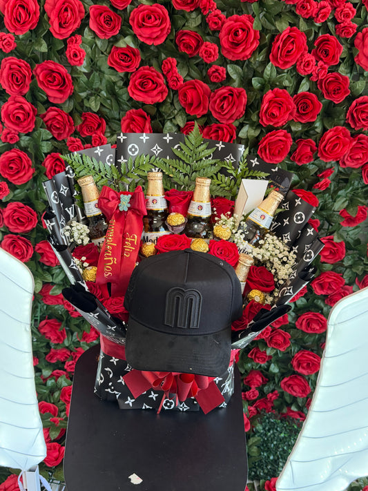 Arreglo floral con 12 rosas rojas naturales , 8 chocolates Ferrero , 6 cervezas en botella modelo , baby breath, una frase personalizada (feliz cumpleaños ) una gorra color negro ,