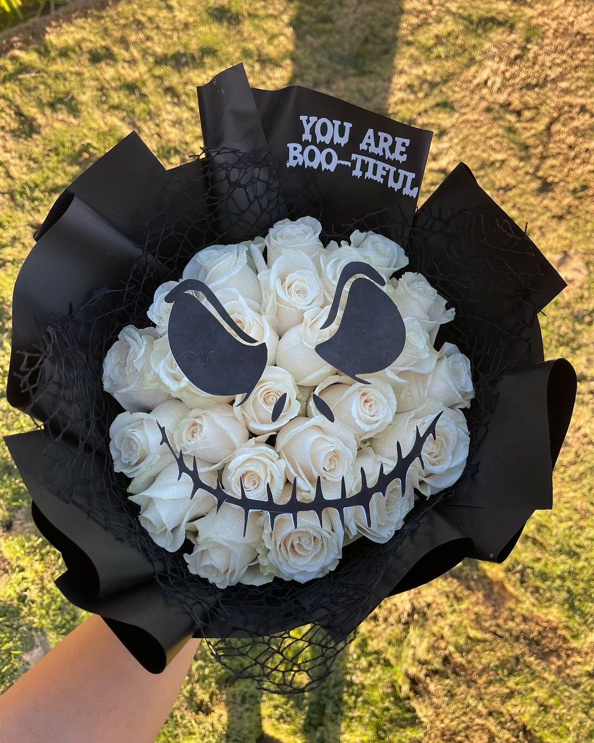 Ramo de 25 rosas blancas temático de Jack skellington spooky bouquet