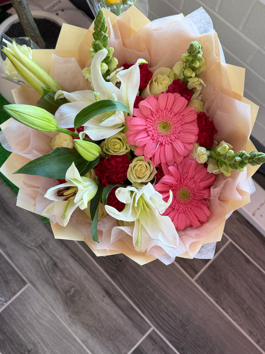 Ramo de mixto tamaño pequeño , rosas blancas , claveles , stock blanco , Lilis, gerberas papel crema