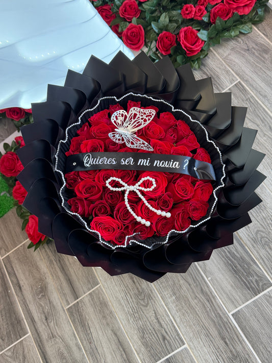 Ramo estrella 50 rosas rojas papel negro , frase personalizada