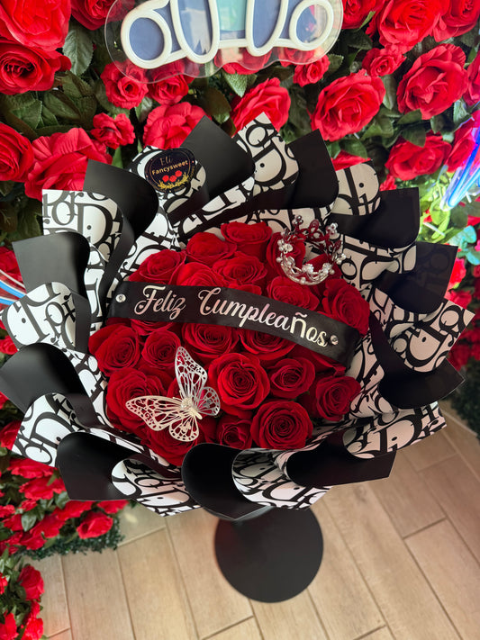 Ramo de 24 rosas rojas con papel negro Dior , una frase personalizado (Feliz cumpleaños ),una mariposa y una mini corona