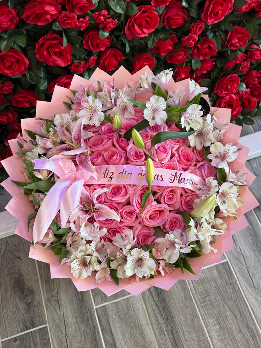 Ramo de 50 rosas rosados en medio, flores alstromerias blancas y rosadas alrededor ,  6 flor de Lilis entremedios de las rosas semi abiertas , con una frase personalizada (Feliz día de las madres)