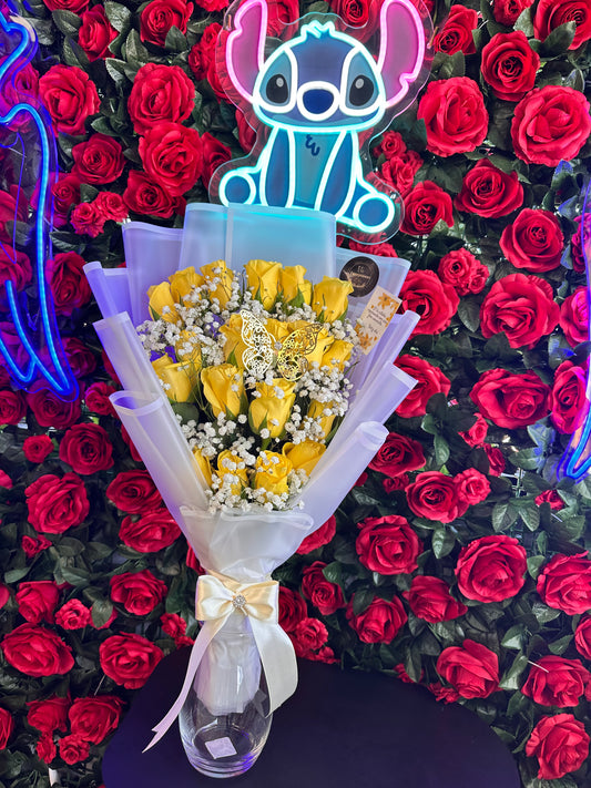 Ramo de 12 rosas amarillas con baby breath (estilo flat sylte) con papel blanco
