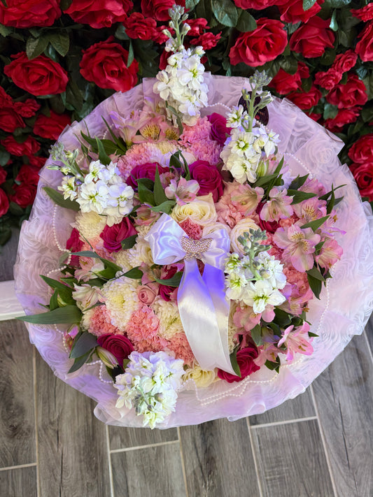 Ramo con Flores mixtos Large , rosas , astroneria , carnations, cremonas , white stock , con papel rosado