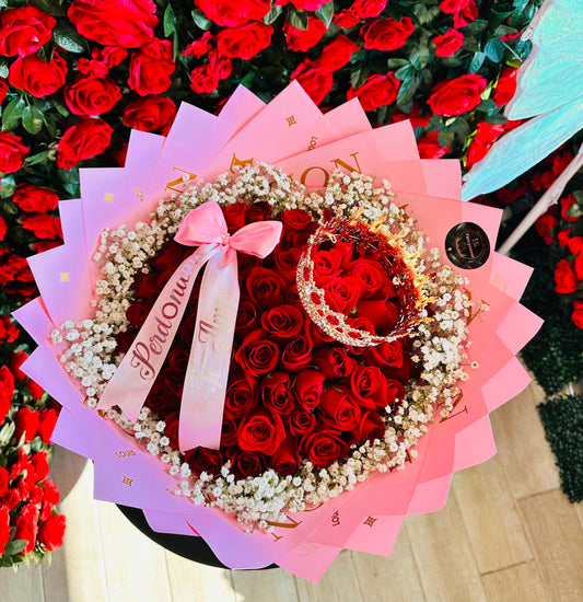 Ramo de 60 rosas rojas con baby breath alrededor , papel rosado , una corona grande  y un moño con frase personalizado (Perdóname te amo)