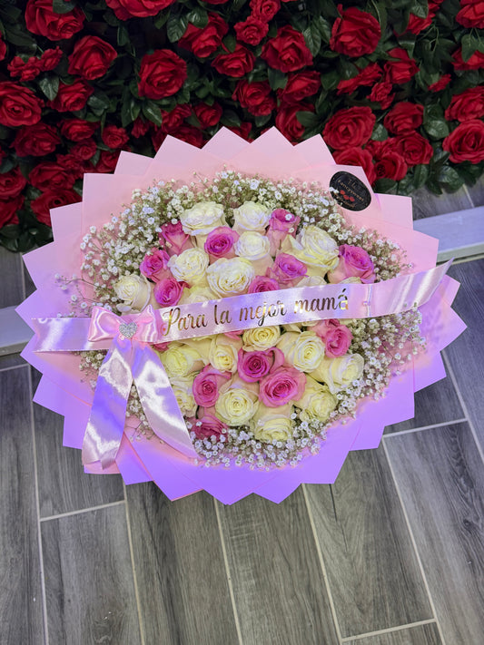 Ramo de 36 rosas rosadas y blancas,con papel rosado ,una capa de baby breath alrededor, una frase personalizada, (para la mejor mamá )