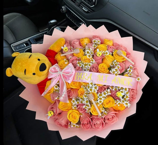 Ramo de 50 rosas mixtas , con temático de Winnie the Pooh , y una frase personalizada