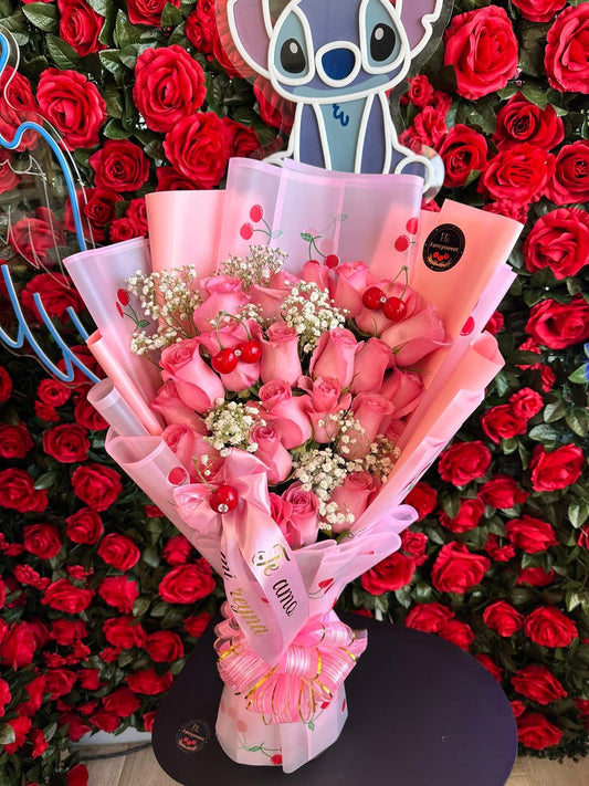 Ramo ,flat style de 24 rosas rosadas y baby breath con papel rosa de cerezas ,con un moño personalizado y mini cerezas falsas