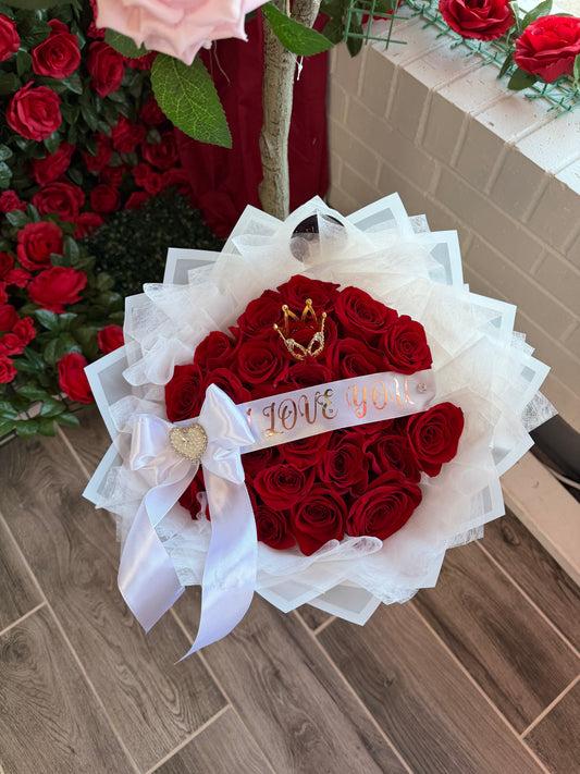 Ramo de 24 rosas , papel blanco transparente y una frase personalizada