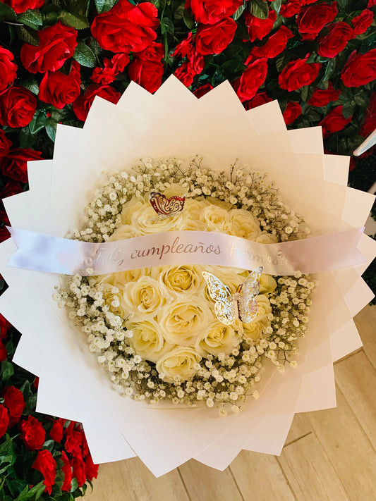 Ramo de 36 rosas blancas con babybreath alrededor , papel blanco,una frase personalizada (Feliz Cumpleaños Hermosa) y dos mariposas plateadas