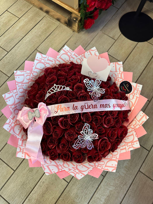 Ramo de 75 rosas rojas con billatina papel rosado Dior alrededor , una frase personalizada (para la güera más guapa)una mini corona y dos mariposas plateadas