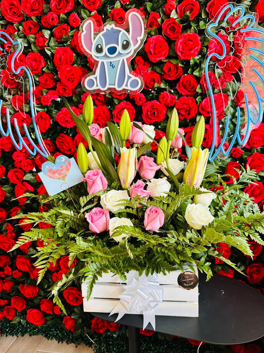 Arreglo de rosas rosadas y rosas blancas con Lilys blancos , con hojas verdes alrededor, con una vase de madera (color de vase puede variar)