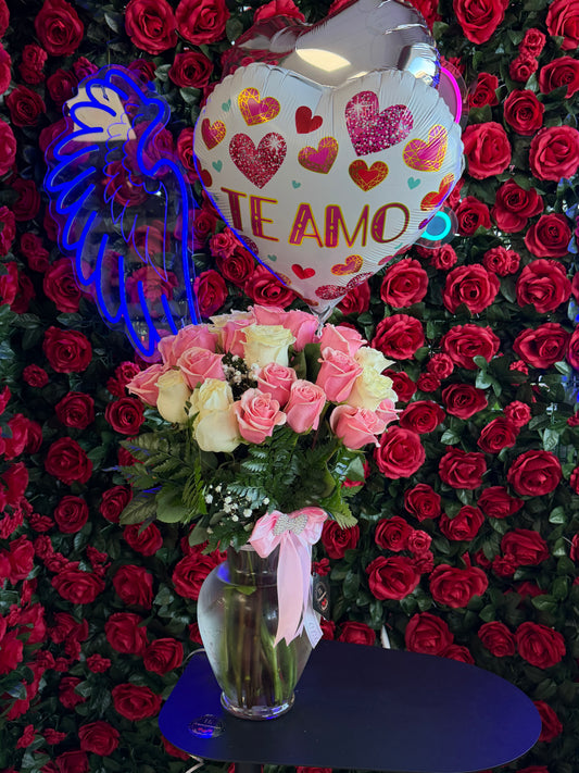 Arreglo en florero de cristal , 36 rosas rosadas y blancas , con hojas verdes y un pequeños toques de baby breath , (no incluye el globo )